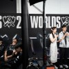 一墙之隔！摄影Tim分享GEN对战T1比赛结束后两队后台
